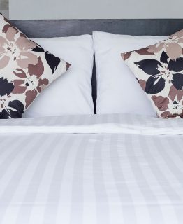 istock_94004999_xlarge84%e2%80%b3-x-110%e2%80%b3-full-xl-flat-stripe-sheet-t250-white